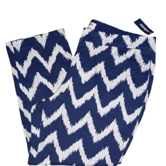Old Navy Blue and White Zigzag Capri Pants - Picture 2 of 5